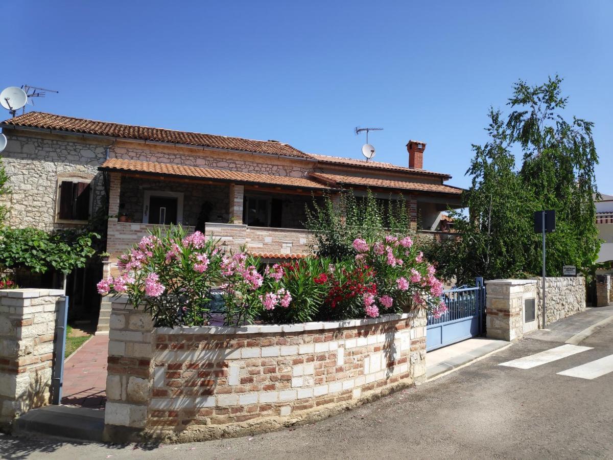 Apartmani Memic 100 M Do Plaze, Apartments Memic Only 100M From Beach Poreč Zewnętrze zdjęcie